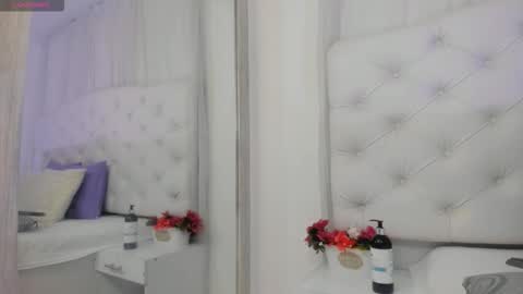 Snapshot of kamila_arias chatting on October 2, 12:23 pm    online show from October 2, 12:23 pm