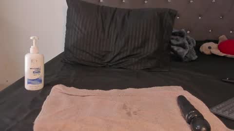 karely_laurent online show from June 12, 5:45 pm