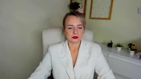 Snapshot of karenenergy chatting on December 3, 6:32 am Karenenergy online show from December 3, 6:32 am