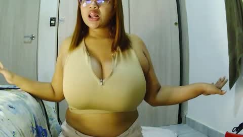 Snapshot of karihotson chatting on February 26, 5:06 am kari online show from February 26, 5:06 am