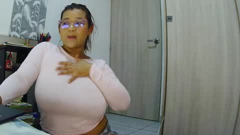 Snapshot of karihotson chatting on February 27, 3:39 am kari online show from February 27, 3:39 am