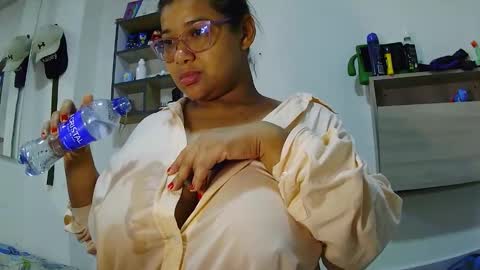 Snapshot of karihotson chatting on March 16, 6:28 am kari online show from March 16, 6:28 am