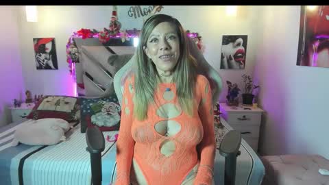 Snapshot of karly_moonn chatting on December 18, 10:27 pm Karly Moonns online show from December 18, 10:27 pm