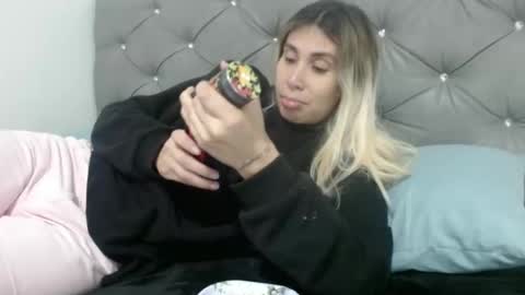 karol28g online show from December 25, 11:42 pm