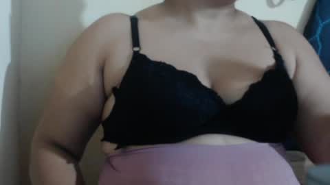 Snapshot of karolbb21 chatting on April 17, 2:31 pm karolbb21 online show from April 17, 2:31 pm