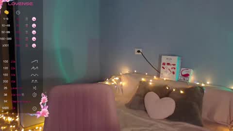 Snapshot of karolina_hottie_ chatting on April 21, 2:51 am Kira online show from April 21, 2:51 am