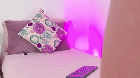 Snapshot of karolinahil chatting on December 15, 4:11 pm karolinahill online show from December 15, 4:11 pm