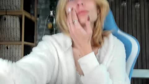 Snapshot of karoline121 chatting on September 28, 4:40 am karoline121 online show from September 28, 4:40 am