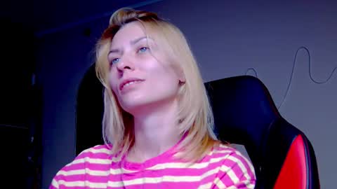 Snapshot of karoline121 chatting on October 2, 8:27 pm karoline121 online show from October 2, 8:27 pm