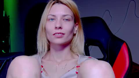 Snapshot of karoline121 chatting on October 5, 9:13 pm karoline121 online show from October 5, 9:13 pm