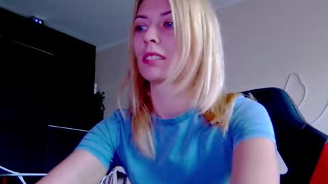 Snapshot of karoline121 chatting on October 6, 9:18 am karoline121 online show from October 6, 9:18 am