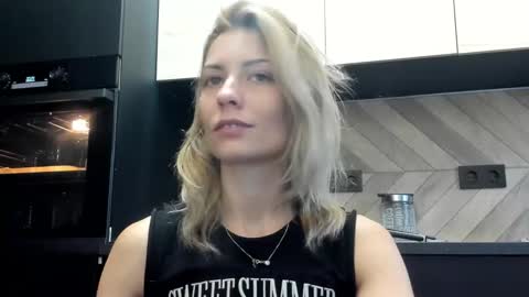 Snapshot of karoline121 chatting on October 7, 9:28 am karoline121 online show from October 7, 9:28 am