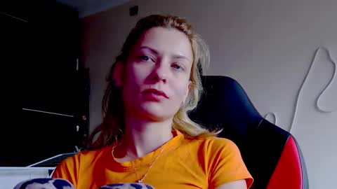 Snapshot of karoline121 chatting on October 13, 9:20 am karoline121 online show from October 13, 9:20 am