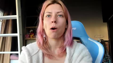 Snapshot of karoline121 chatting on October 29, 9:11 am karoline121 online show from October 29, 9:11 am