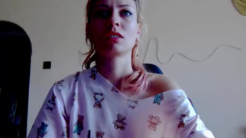 Snapshot of karoline121 chatting on November 2, 9:00 am karoline121 online show from November 2, 9:00 am