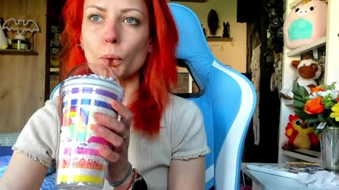 Snapshot of karoline121 chatting on April 5, 8:00 am karoline121 online show from April 5, 8:00 am