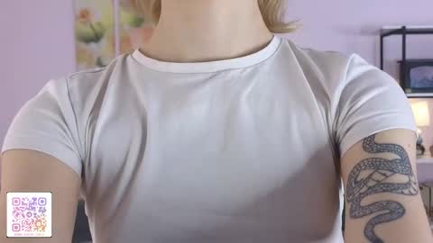 Snapshot of karoline__whitee chatting on March 11, 10:05 pm Karoline online show from March 11, 10:05 pm