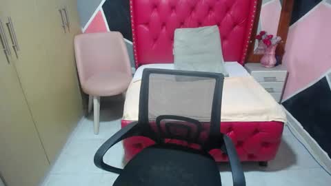 karoline_lov2 online show from February 3, 7:42 pm