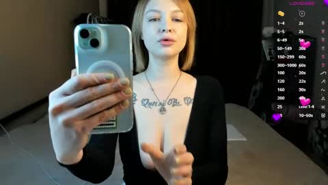 Snapshot of karolineneuer chatting on April 7, 4:51 pm karolineneuer online show from April 7, 4:51 pm