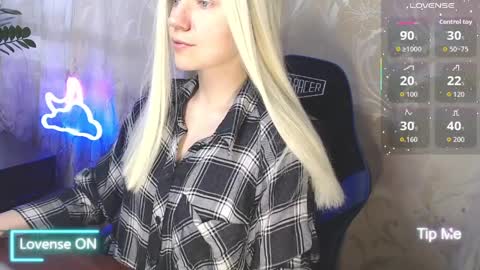 Snapshot of karolynafox chatting on April 2, 9:29 am Caroline Fox online show from April 2, 9:29 am
