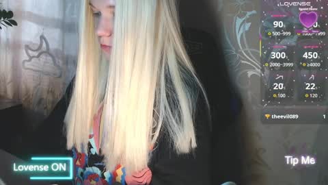 Snapshot of karolynafox chatting on April 3, 8:45 am Caroline Fox online show from April 3, 8:45 am