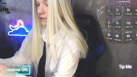 Snapshot of karolynafox chatting on April 4, 7:39 am Caroline Fox online show from April 4, 7:39 am