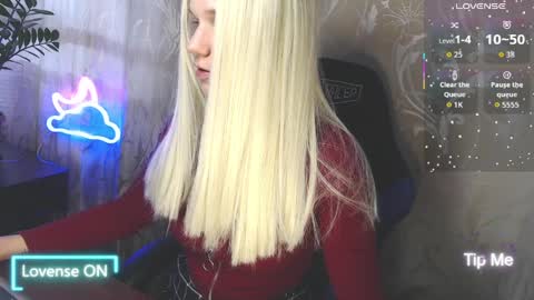 Snapshot of karolynafox chatting on April 5, 6:54 am Caroline Fox online show from April 5, 6:54 am