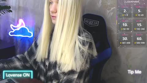 Snapshot of karolynafox chatting on April 10, 7:35 am Caroline Fox online show from April 10, 7:35 am