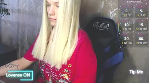 Snapshot of karolynafox chatting on April 15, 10:22 am Caroline Fox online show from April 15, 10:22 am