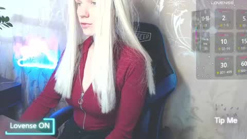 Snapshot of karolynafox chatting on April 16, 9:21 am Caroline Fox online show from April 16, 9:21 am
