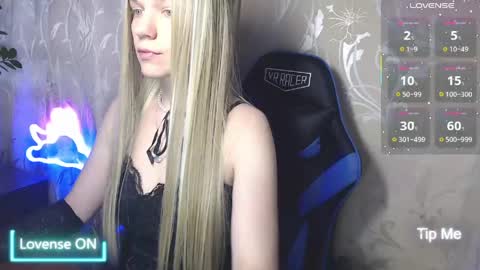 Snapshot of karolynafox chatting on May 16, 8:11 am Caroline Fox online show from May 16, 8:11 am