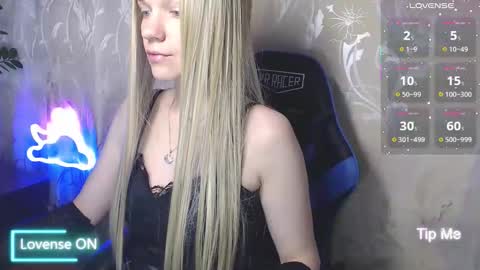 Snapshot of karolynafox chatting on May 16, 11:20 am Caroline Fox online show from May 16, 11:20 am