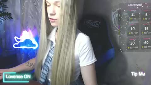 Snapshot of karolynafox chatting on June 27, 8:30 am Caroline Fox online show from June 27, 8:30 am