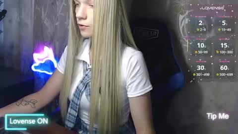 Snapshot of karolynafox chatting on July 25, 7:39 am Caroline Fox online show from July 25, 7:39 am