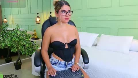 Snapshot of kataliina_18 chatting on March 13, 12:01 pm Kat online show from March 13, 12:01 pm