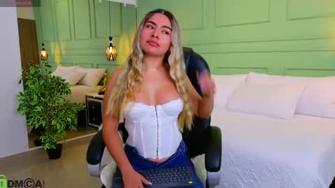 Snapshot of kataliina_18 chatting on April 16, 11:55 am Kat online show from April 16, 11:55 am