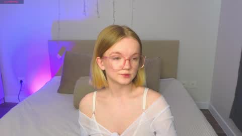 Snapshot of katebunnys chatting on April 15, 4:41 am katebunnys online show from April 15, 4:41 am