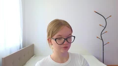 Snapshot of katebunnys chatting on June 5, 4:52 am katebunnys online show from June 5, 4:52 am