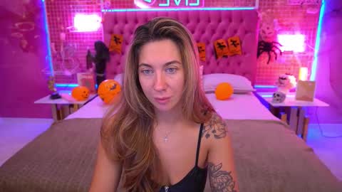 Snapshot of kateshanny chatting on November 1, 7:10 am Kate online show from November 1, 7:10 am