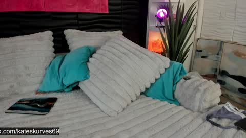 Snapshot of kateskurves chatting on February 3, 5:56 pm Kates Kurves online show from February 3, 5:56 pm