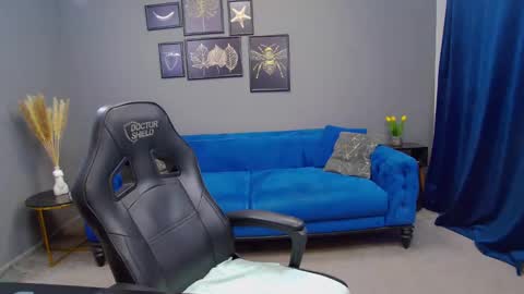 Snapshot of katewalker_ chatting on December 5, 6:55 pm Kate online show from December 5, 6:55 pm