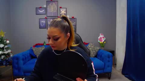 Snapshot of katewalker_ chatting on December 17, 6:09 pm Kate online show from December 17, 6:09 pm