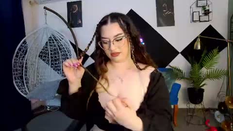 Snapshot of katewalker_ chatting on June 17, 7:15 pm Kate online show from June 17, 7:15 pm