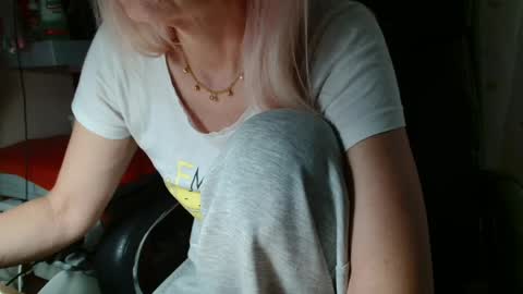 Snapshot of kathleenedwards chatting on June 8, 1:22 pm Kathleen online show from June 8, 1:22 pm