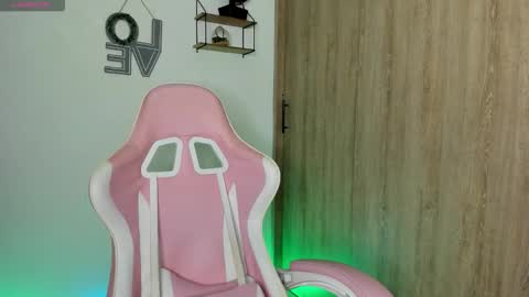 Snapshot of katie_boss2 chatting on November 6, 5:19 am Katie online show from November 6, 5:19 am