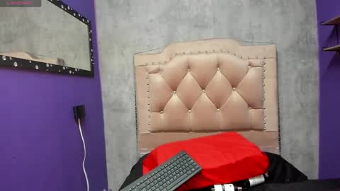 Snapshot of katiie_m chatting on May 23, 9:52 pm Katie online show from May 23, 9:52 pm