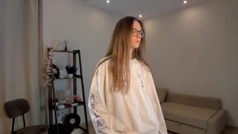 Snapshot of katinatonge chatting on October 14, 1:06 am Scarlett online show from October 14, 1:06 am