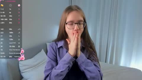 Snapshot of katinatonge chatting on December 4, 8:34 am Scarlett online show from December 4, 8:34 am