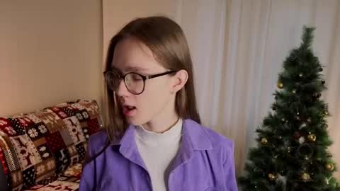 Snapshot of katinatonge chatting on December 16, 8:41 am Scarlett online show from December 16, 8:41 am