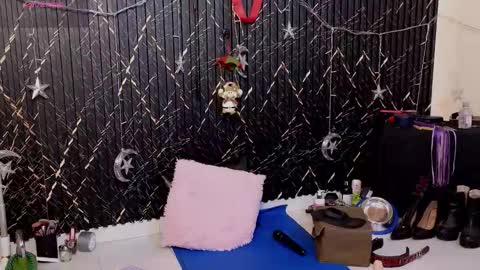 Snapshot of katt_bdsm chatting on December 4, 7:33 pm Katt online show from December 4, 7:33 pm